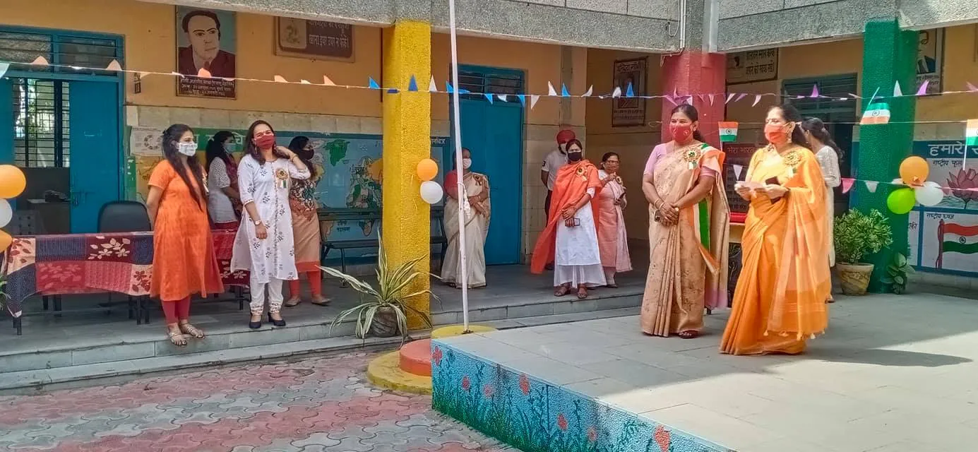 75वां स्वतंत्रता दिवस: जीवन नगर एसडीएमसी बॉयज स्कूल में ध्वजारोहण — तस्वीर 5 में से 16