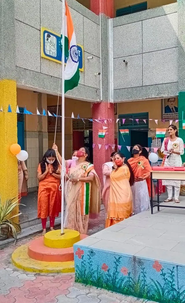 75वां स्वतंत्रता दिवस: जीवन नगर एसडीएमसी बॉयज स्कूल में ध्वजारोहण — तस्वीर 9 में से 16
