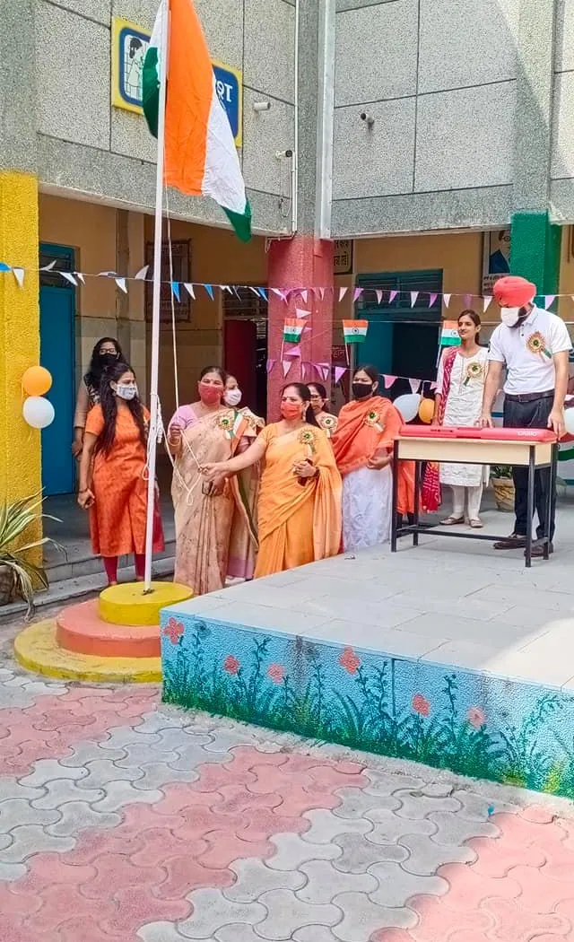 75वां स्वतंत्रता दिवस: जीवन नगर एसडीएमसी बॉयज स्कूल में ध्वजारोहण — तस्वीर 10 में से 16