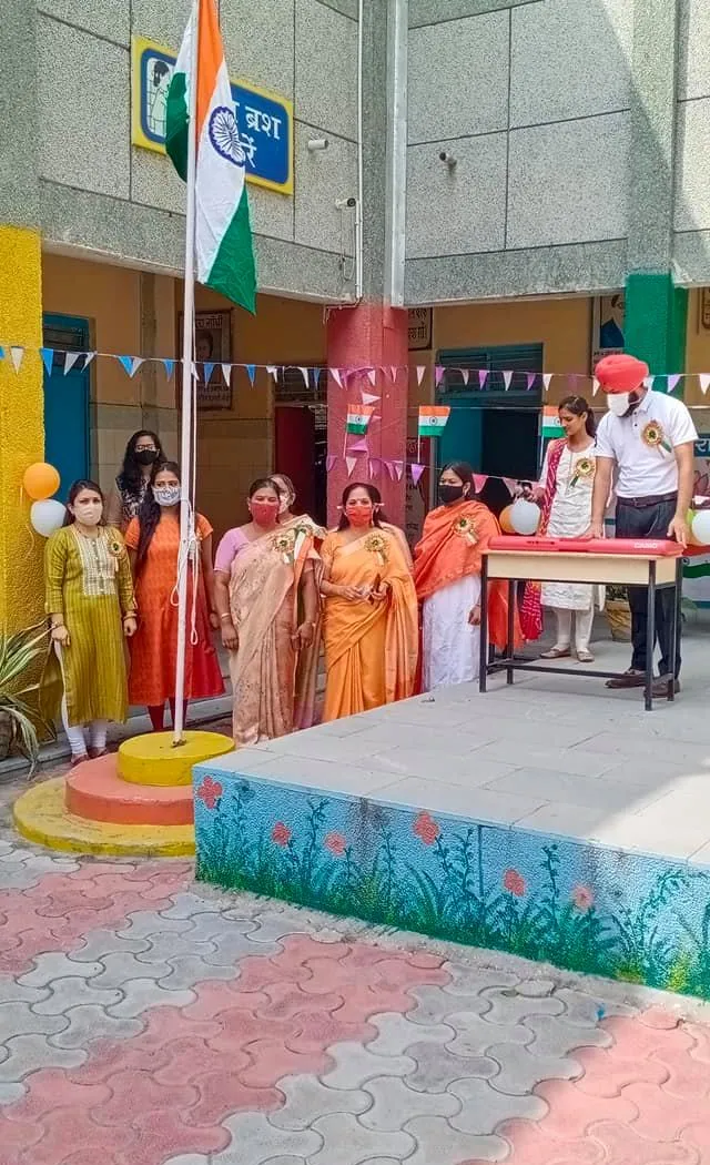 75वां स्वतंत्रता दिवस: जीवन नगर एसडीएमसी बॉयज स्कूल में ध्वजारोहण — तस्वीर 11 में से 16