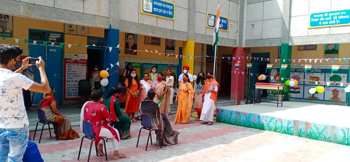 75वां स्वतंत्रता दिवस: जीवन नगर एसडीएमसी बॉयज स्कूल में ध्वजारोहण — तस्वीर 12 में से 16