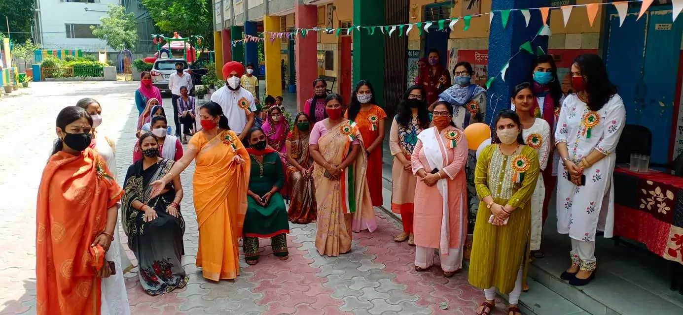75वां स्वतंत्रता दिवस: जीवन नगर एसडीएमसी बॉयज स्कूल में ध्वजारोहण — तस्वीर 15 में से 16