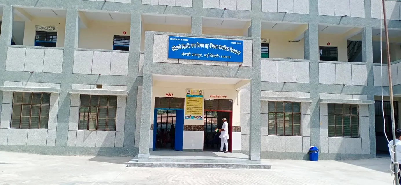 75वां स्वतंत्रता दिवस: नगली रजापुर एसडीएमसी स्कूल में ध्वजारोहण — तस्वीर 2 में से 24