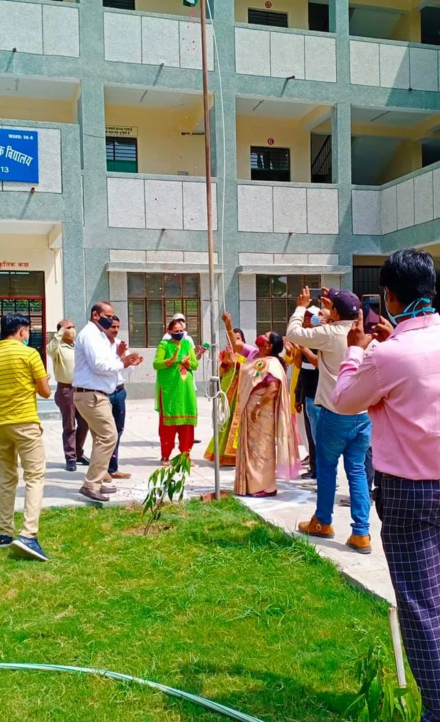 75वां स्वतंत्रता दिवस: नगली रजापुर एसडीएमसी स्कूल में ध्वजारोहण — तस्वीर 3 में से 24