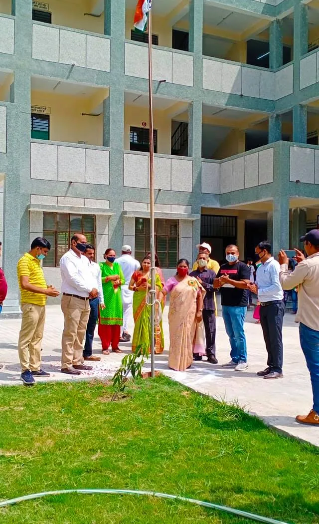 75वां स्वतंत्रता दिवस: नगली रजापुर एसडीएमसी स्कूल में ध्वजारोहण — तस्वीर 4 में से 24