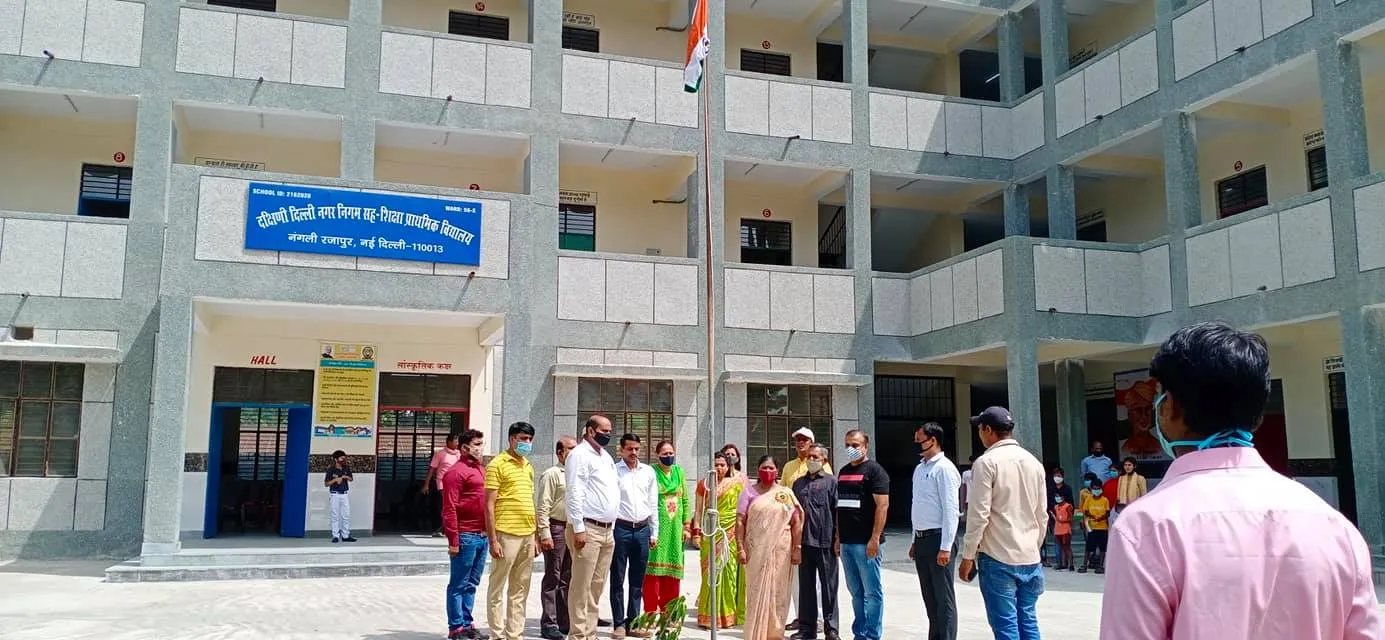75वां स्वतंत्रता दिवस: नगली रजापुर एसडीएमसी स्कूल में ध्वजारोहण — तस्वीर 5 में से 24