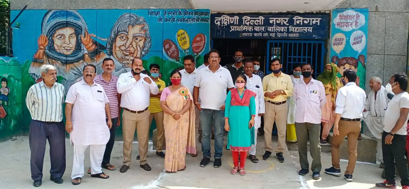 75वां स्वतंत्रता दिवस: सराय काले खां एसडीएमसी प्राइमरी स्कूल में ध्वजारोहण — तस्वीर 1 में से 29