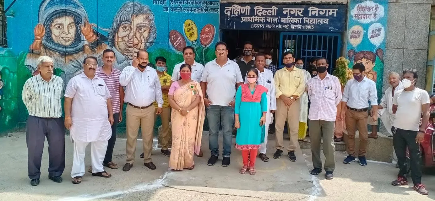 75वां स्वतंत्रता दिवस: सराय काले खां एसडीएमसी प्राइमरी स्कूल में ध्वजारोहण — तस्वीर 2 में से 29
