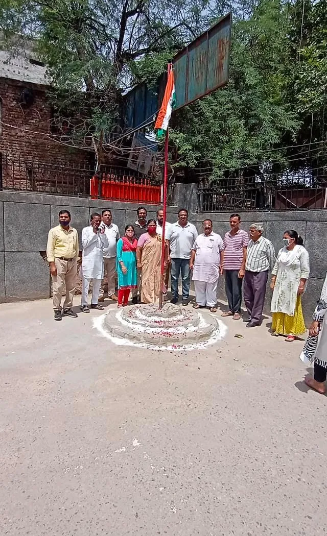 75वां स्वतंत्रता दिवस: सराय काले खां एसडीएमसी प्राइमरी स्कूल में ध्वजारोहण — तस्वीर 4 में से 29