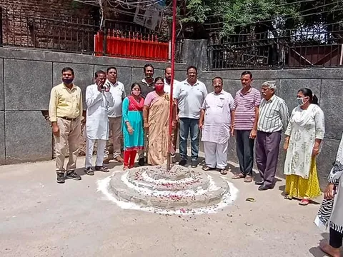75वां स्वतंत्रता दिवस: सराय काले खां एसडीएमसी प्राइमरी स्कूल में ध्वजारोहण — 4