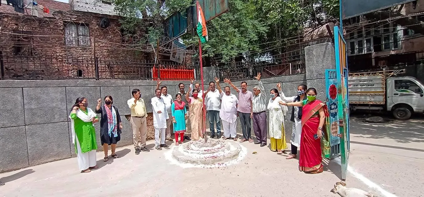 75वां स्वतंत्रता दिवस: सराय काले खां एसडीएमसी प्राइमरी स्कूल में ध्वजारोहण — तस्वीर 5 में से 29