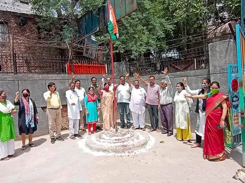 75वां स्वतंत्रता दिवस: सराय काले खां एसडीएमसी प्राइमरी स्कूल में ध्वजारोहण — 5
