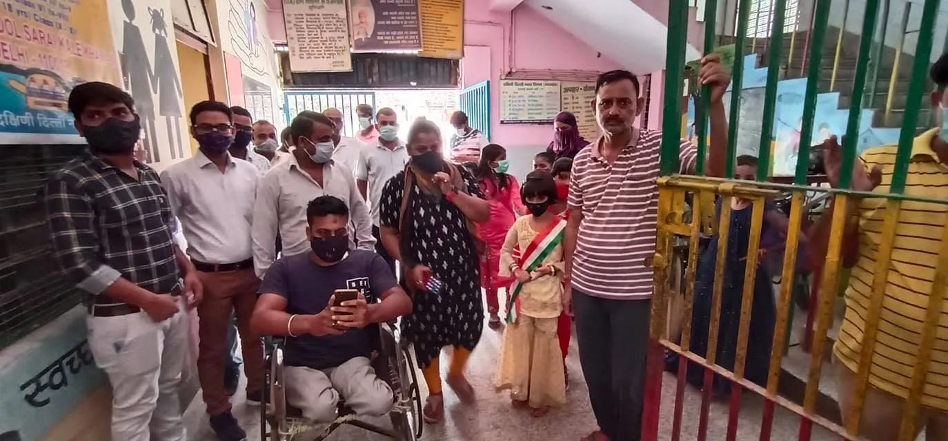 75वां स्वतंत्रता दिवस: सराय काले खां एसडीएमसी प्राइमरी स्कूल में ध्वजारोहण — तस्वीर 11 में से 29