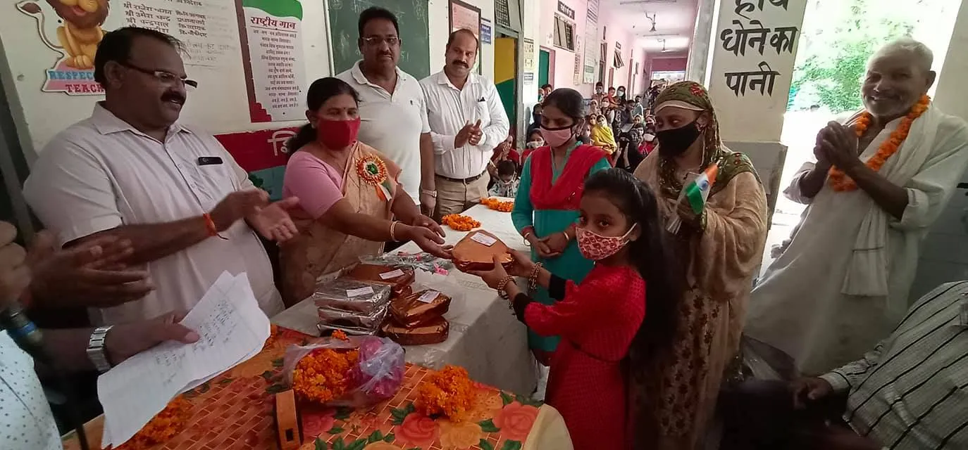75वां स्वतंत्रता दिवस: सराय काले खां एसडीएमसी प्राइमरी स्कूल में ध्वजारोहण — तस्वीर 12 में से 29