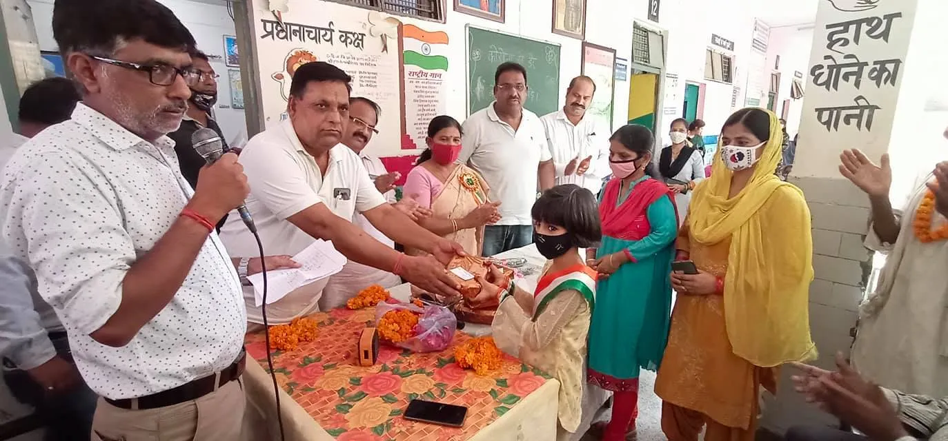 75वां स्वतंत्रता दिवस: सराय काले खां एसडीएमसी प्राइमरी स्कूल में ध्वजारोहण — तस्वीर 14 में से 29