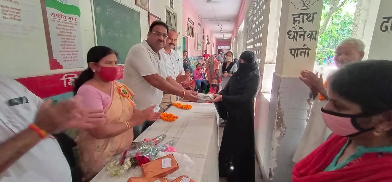 75वां स्वतंत्रता दिवस: सराय काले खां एसडीएमसी प्राइमरी स्कूल में ध्वजारोहण — तस्वीर 16 में से 29