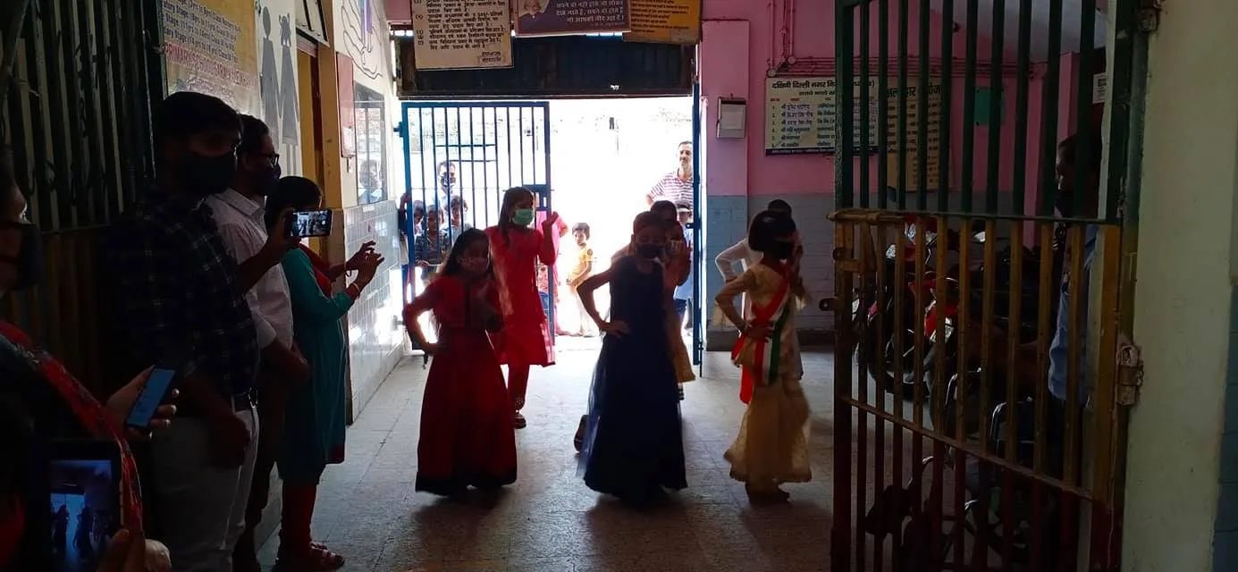 75वां स्वतंत्रता दिवस: सराय काले खां एसडीएमसी प्राइमरी स्कूल में ध्वजारोहण — तस्वीर 28 में से 29