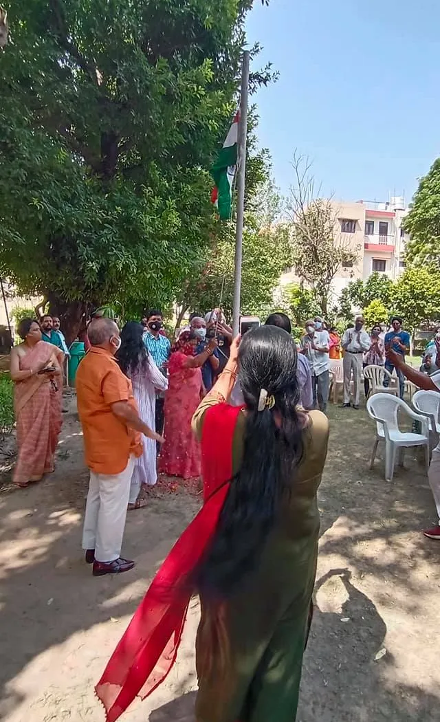 75वां स्वतंत्रता दिवस: सिद्धार्थ एनक्लेव सेंट्रल पार्क में ध्वजारोहण — तस्वीर 3 में से 20