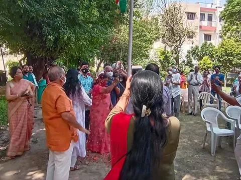 75वां स्वतंत्रता दिवस: सिद्धार्थ एनक्लेव सेंट्रल पार्क में ध्वजारोहण — 3