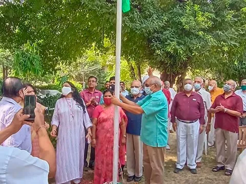75वां स्वतंत्रता दिवस: सिद्धार्थ एनक्लेव सेंट्रल पार्क में ध्वजारोहण — 4