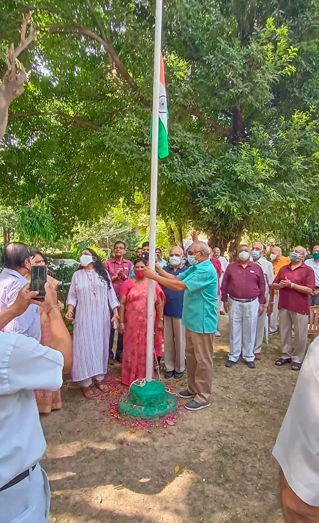 75वां स्वतंत्रता दिवस: सिद्धार्थ एनक्लेव सेंट्रल पार्क में ध्वजारोहण — तस्वीर 4 में से 20