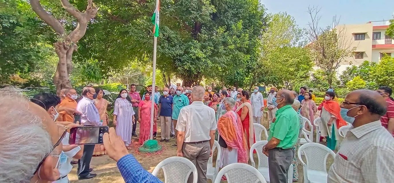 75वां स्वतंत्रता दिवस: सिद्धार्थ एनक्लेव सेंट्रल पार्क में ध्वजारोहण — तस्वीर 5 में से 20
