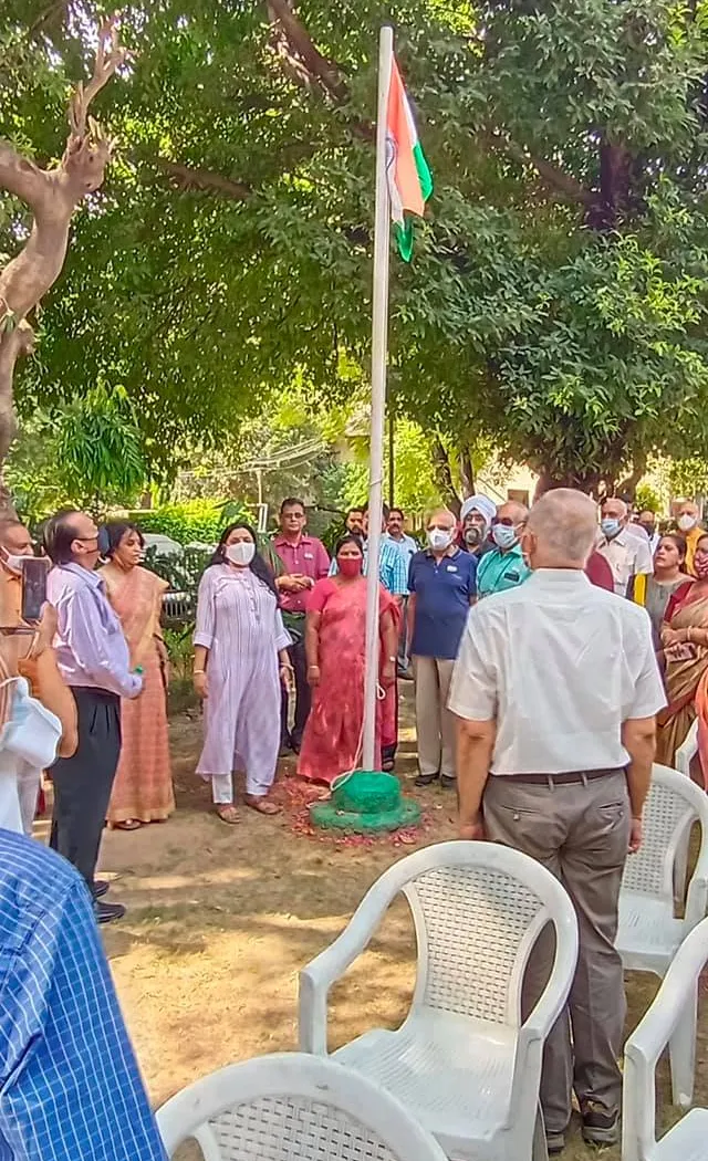 75वां स्वतंत्रता दिवस: सिद्धार्थ एनक्लेव सेंट्रल पार्क में ध्वजारोहण — तस्वीर 6 में से 20