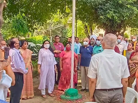 75वां स्वतंत्रता दिवस: सिद्धार्थ एनक्लेव सेंट्रल पार्क में ध्वजारोहण — 6