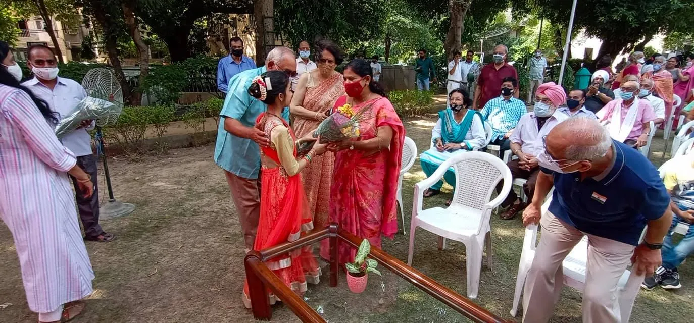 75वां स्वतंत्रता दिवस: सिद्धार्थ एनक्लेव सेंट्रल पार्क में ध्वजारोहण — तस्वीर 7 में से 20