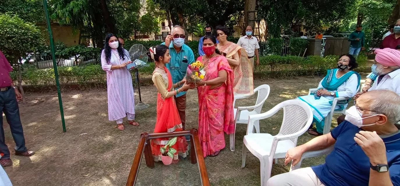 75वां स्वतंत्रता दिवस: सिद्धार्थ एनक्लेव सेंट्रल पार्क में ध्वजारोहण — तस्वीर 8 में से 20