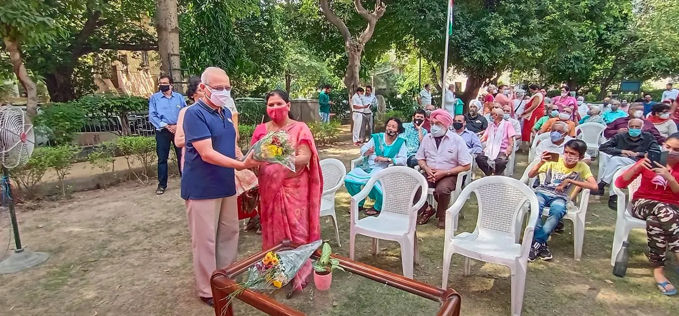 75वां स्वतंत्रता दिवस: सिद्धार्थ एनक्लेव सेंट्रल पार्क में ध्वजारोहण — तस्वीर 9 में से 20