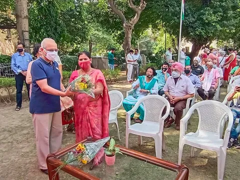 75वां स्वतंत्रता दिवस: सिद्धार्थ एनक्लेव सेंट्रल पार्क में ध्वजारोहण — 9