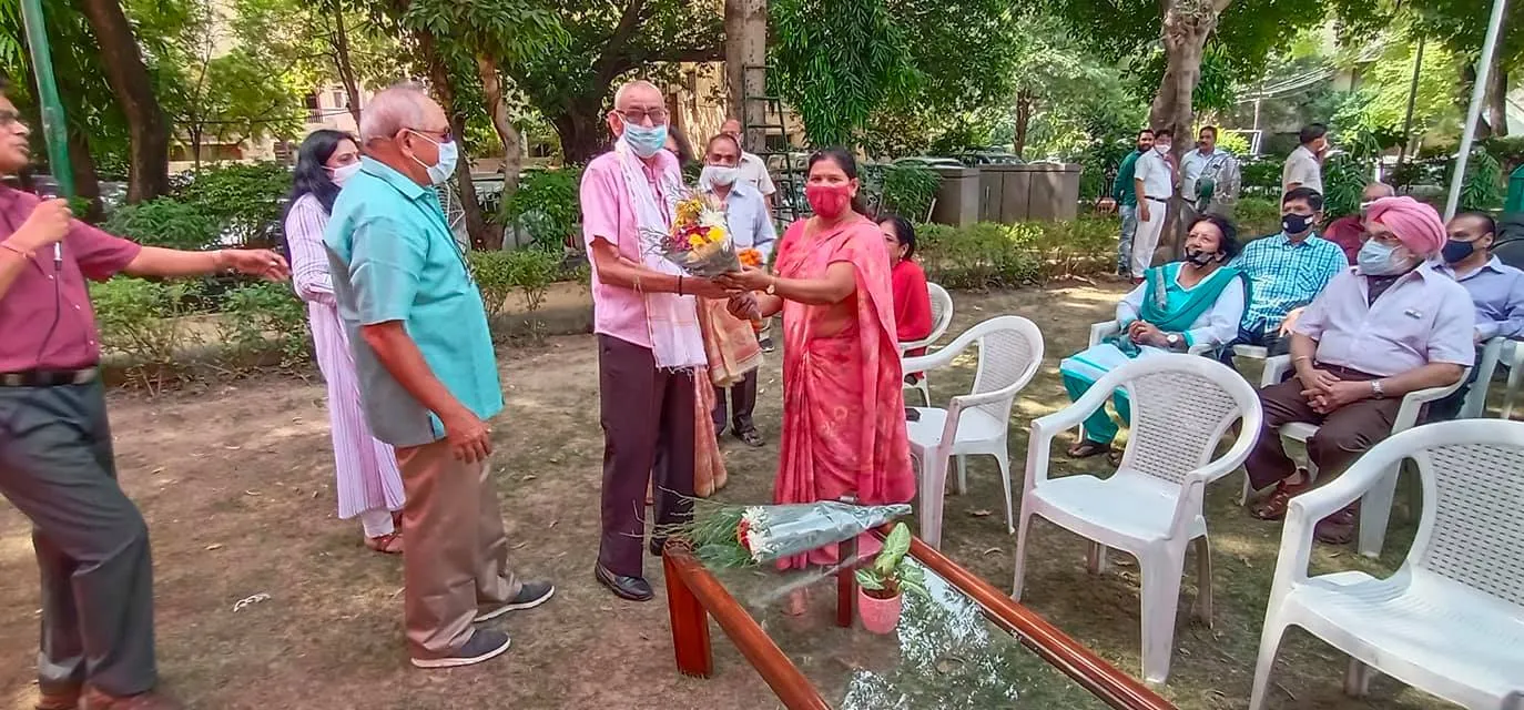 75वां स्वतंत्रता दिवस: सिद्धार्थ एनक्लेव सेंट्रल पार्क में ध्वजारोहण — तस्वीर 10 में से 20