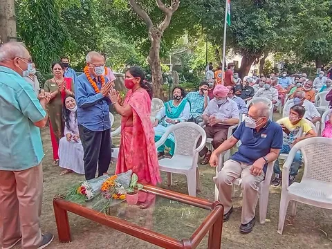 75वां स्वतंत्रता दिवस: सिद्धार्थ एनक्लेव सेंट्रल पार्क में ध्वजारोहण — 13