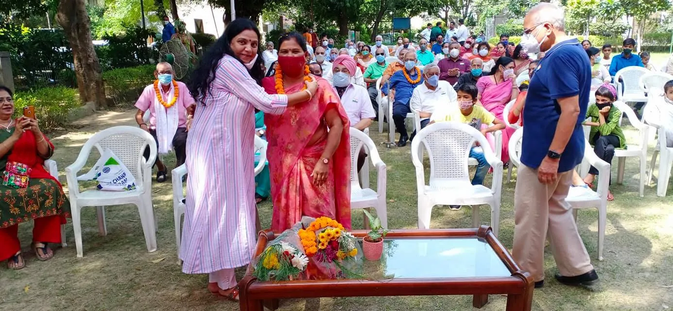 75वां स्वतंत्रता दिवस: सिद्धार्थ एनक्लेव सेंट्रल पार्क में ध्वजारोहण — तस्वीर 14 में से 20