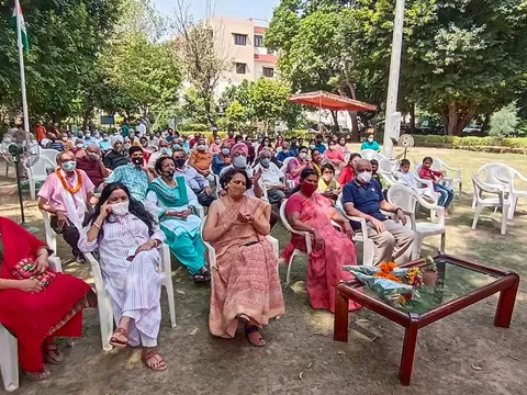 75वां स्वतंत्रता दिवस: सिद्धार्थ एनक्लेव सेंट्रल पार्क में ध्वजारोहण — 15