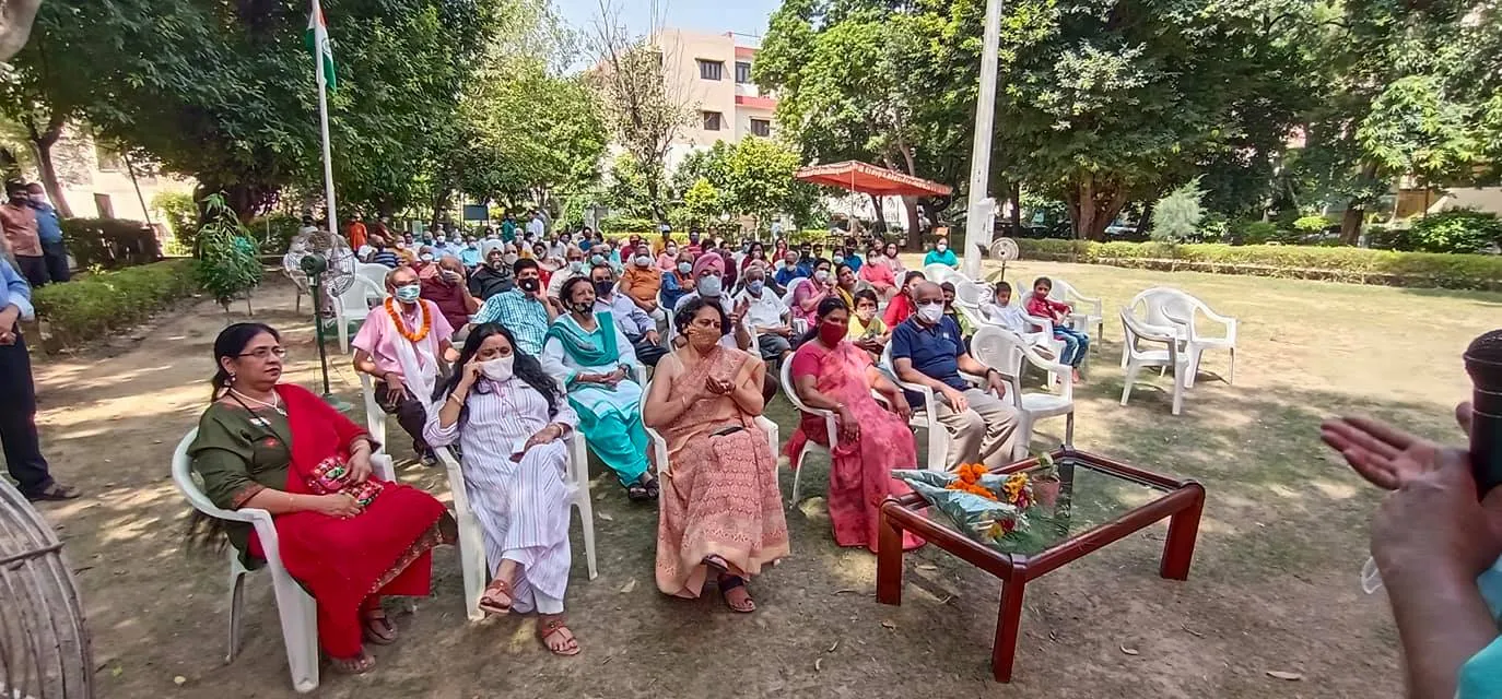 75वां स्वतंत्रता दिवस: सिद्धार्थ एनक्लेव सेंट्रल पार्क में ध्वजारोहण — तस्वीर 15 में से 20