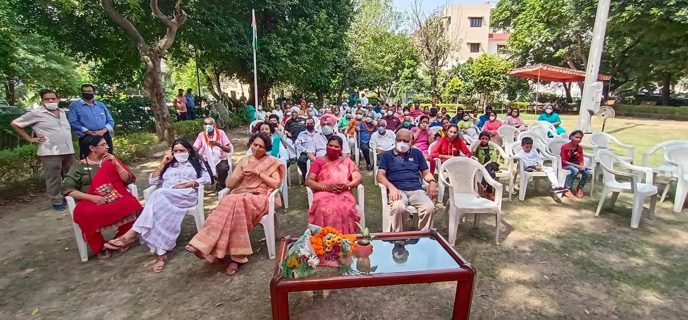 75वां स्वतंत्रता दिवस: सिद्धार्थ एनक्लेव सेंट्रल पार्क में ध्वजारोहण — तस्वीर 16 में से 20