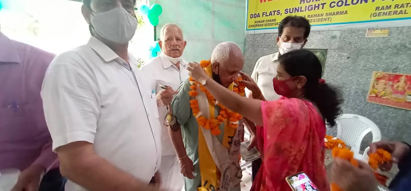 75वां स्वतंत्रता दिवस: सनलाइट कॉलोनी नं 2 हुकुम चंद पार्क में ध्वजारोहण — तस्वीर 5 में से 31