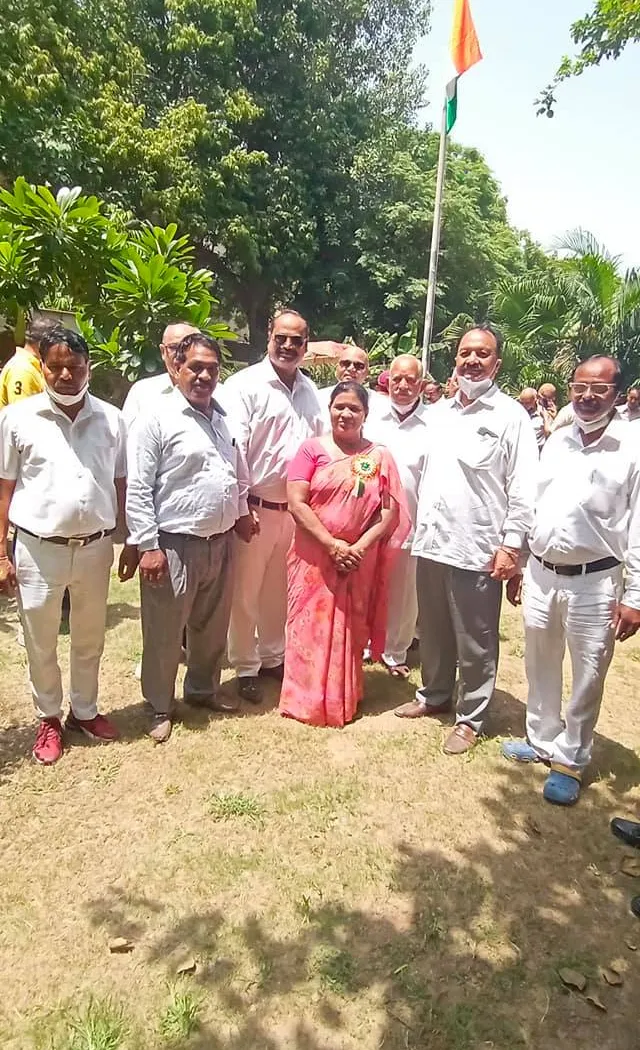 75वां स्वतंत्रता दिवस: सनलाइट कॉलोनी नं 2 हुकुम चंद पार्क में ध्वजारोहण — तस्वीर 23 में से 31