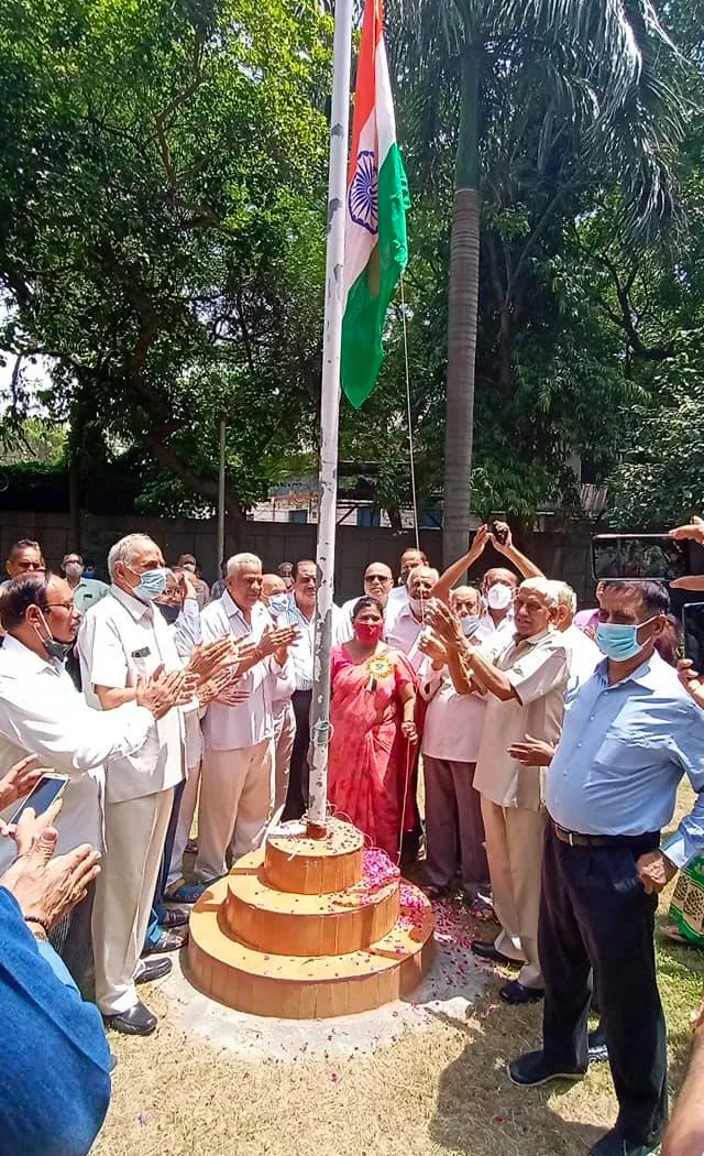75वां स्वतंत्रता दिवस: सनलाइट कॉलोनी नं 2 हुकुम चंद पार्क में ध्वजारोहण — तस्वीर 30 में से 31