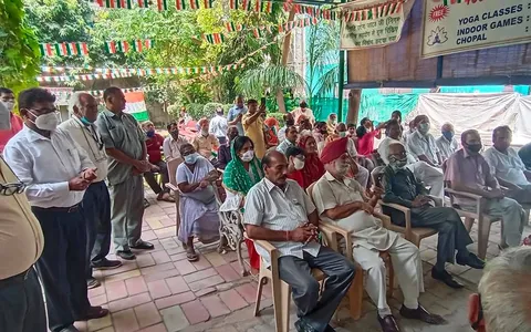 75वां स्वतंत्रता दिवस: जीवन नगर सीनियर सिटीजन पार्क में ध्वजारोहण