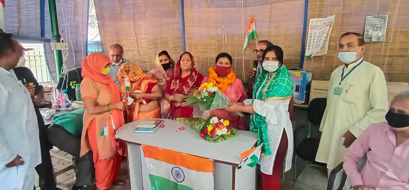 75वां स्वतंत्रता दिवस: जीवन नगर सीनियर सिटीजन पार्क में ध्वजारोहण — तस्वीर 4 में से 13