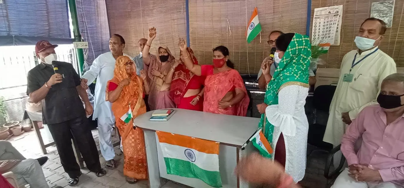 75वां स्वतंत्रता दिवस: जीवन नगर सीनियर सिटीजन पार्क में ध्वजारोहण — तस्वीर 6 में से 13