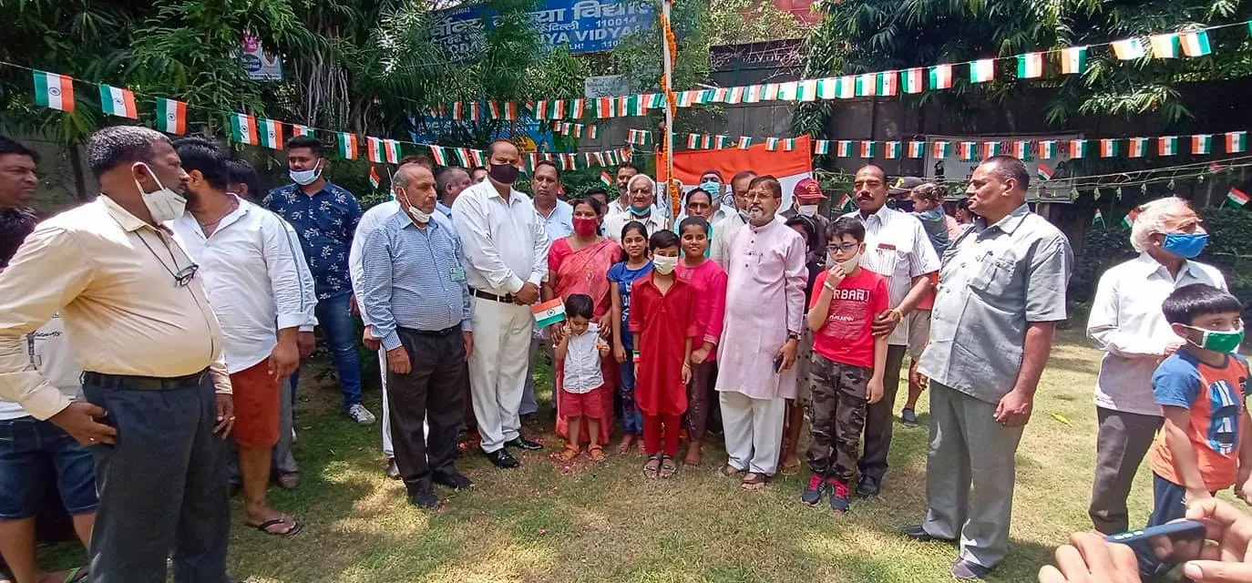75वां स्वतंत्रता दिवस: जीवन नगर सीनियर सिटीजन पार्क में ध्वजारोहण — तस्वीर 8 में से 13