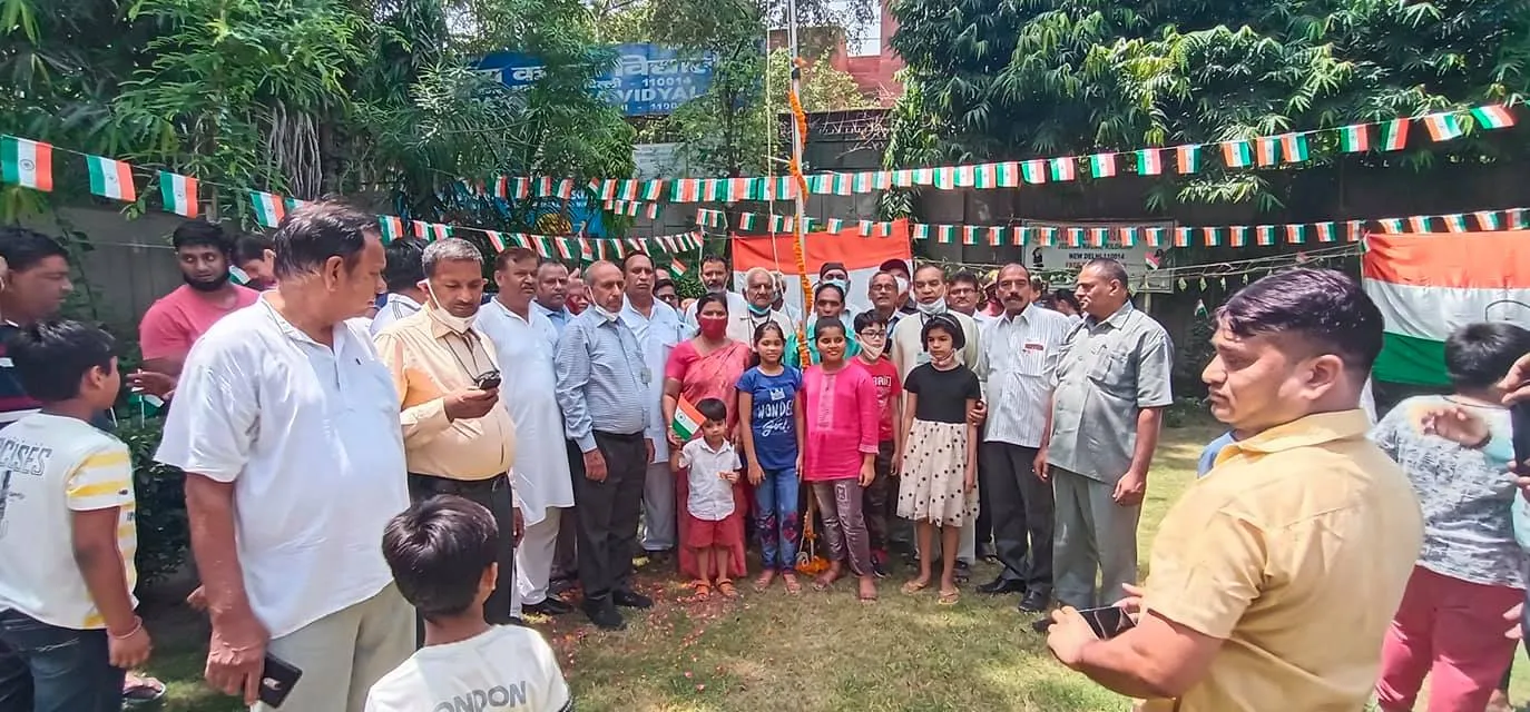 75वां स्वतंत्रता दिवस: जीवन नगर सीनियर सिटीजन पार्क में ध्वजारोहण — तस्वीर 9 में से 13
