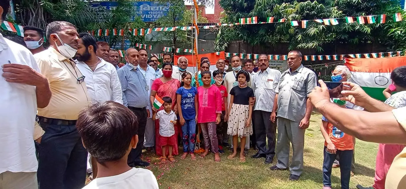 75वां स्वतंत्रता दिवस: जीवन नगर सीनियर सिटीजन पार्क में ध्वजारोहण — तस्वीर 10 में से 13