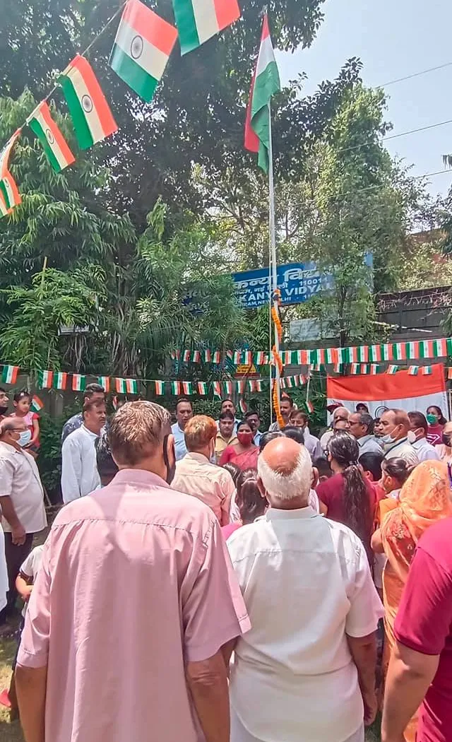 75वां स्वतंत्रता दिवस: जीवन नगर सीनियर सिटीजन पार्क में ध्वजारोहण — तस्वीर 12 में से 13