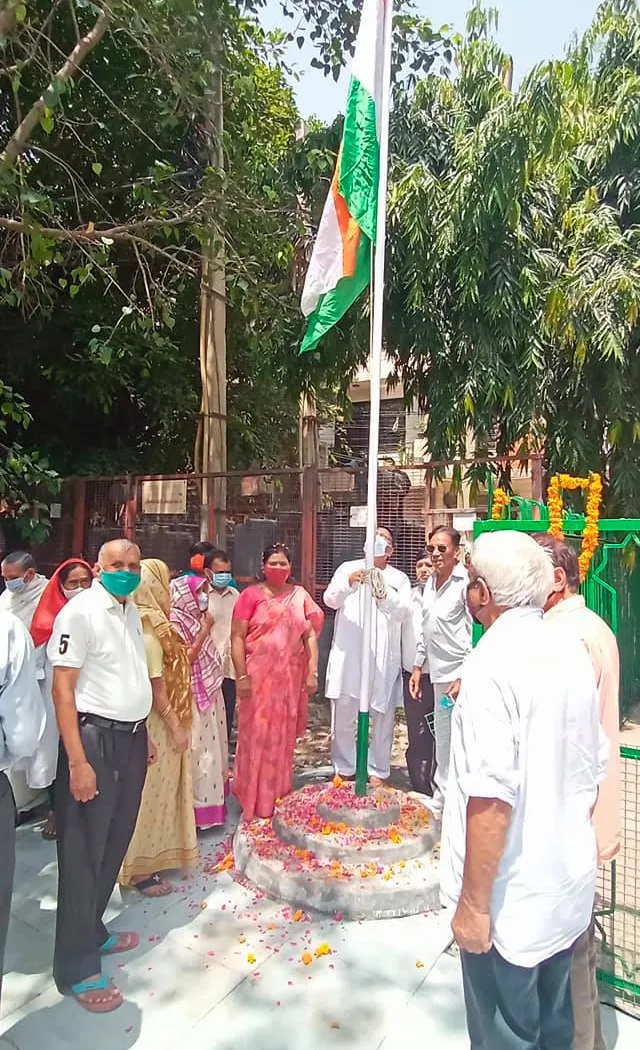 75वां स्वतंत्रता दिवस: अंबेडकर पार्क में ध्वजारोहण — तस्वीर 4 में से 15