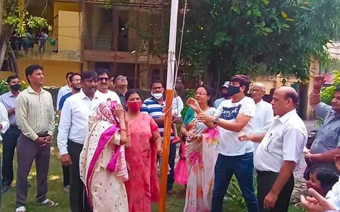 75वां स्वतंत्रता दिवस: लॉर्ड बुद्धा पार्क (सिद्धार्थ नगर अंडरपास) में ध्वजारोहण